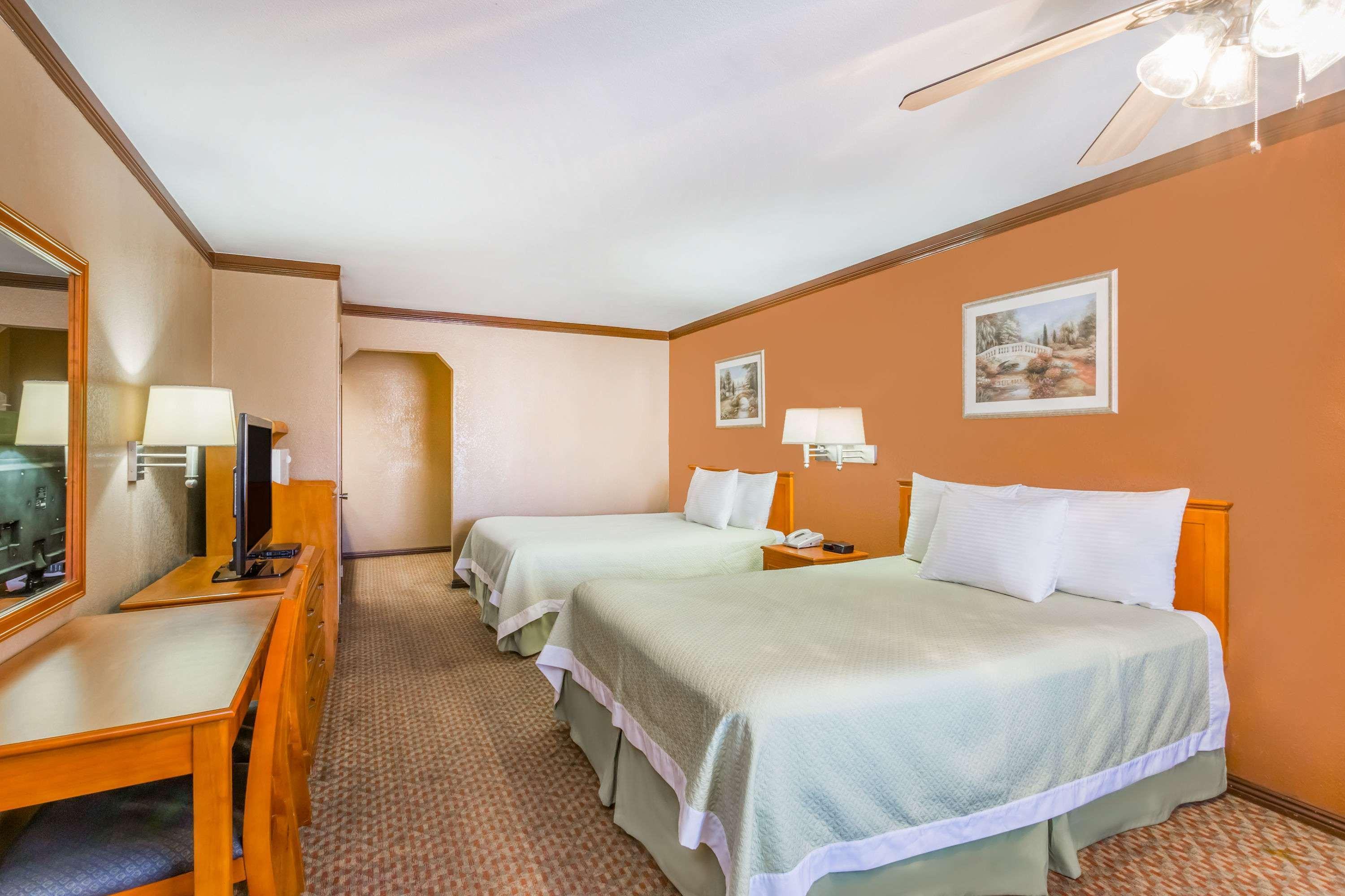 Days Inn By Wyndham Bishop Exteriér fotografie